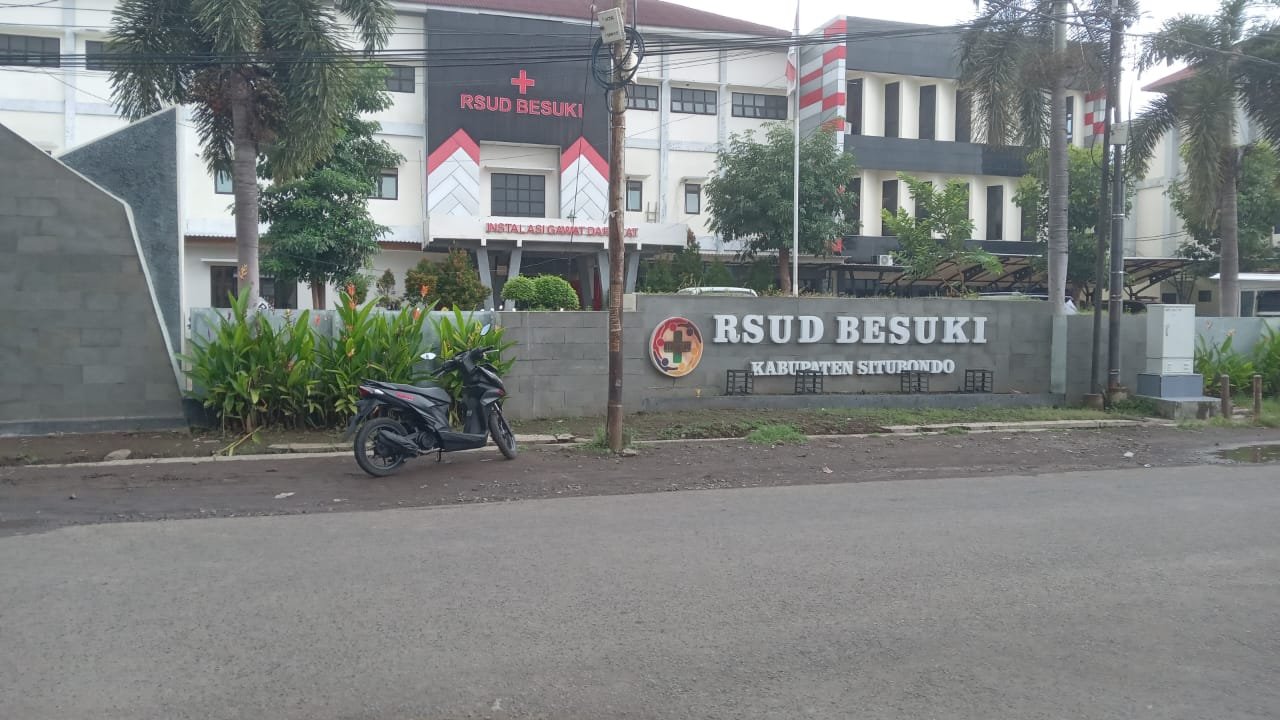 Sebuah motor terparkir di depan RSUD Besuki Situbondo. (Fathur Rozi/zonaindonesia.co.id)