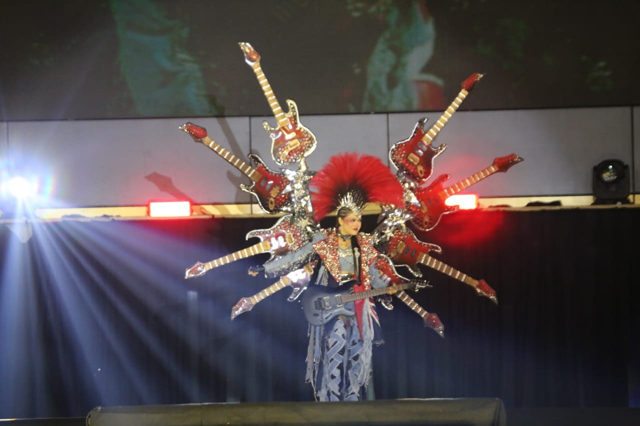 Talent JFC 2025 tampil memukau dalam acara peluncuran tema "Evolution" di Alun-alun Jember, Minggu (23/2/2025). (Foto: Diskominfo Jember)