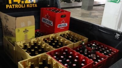 Puluhan botol miras disita untuk diproses lebih lanjut, Rabu (26/2/2025) malam. (Foto: Diskominfo Jember)