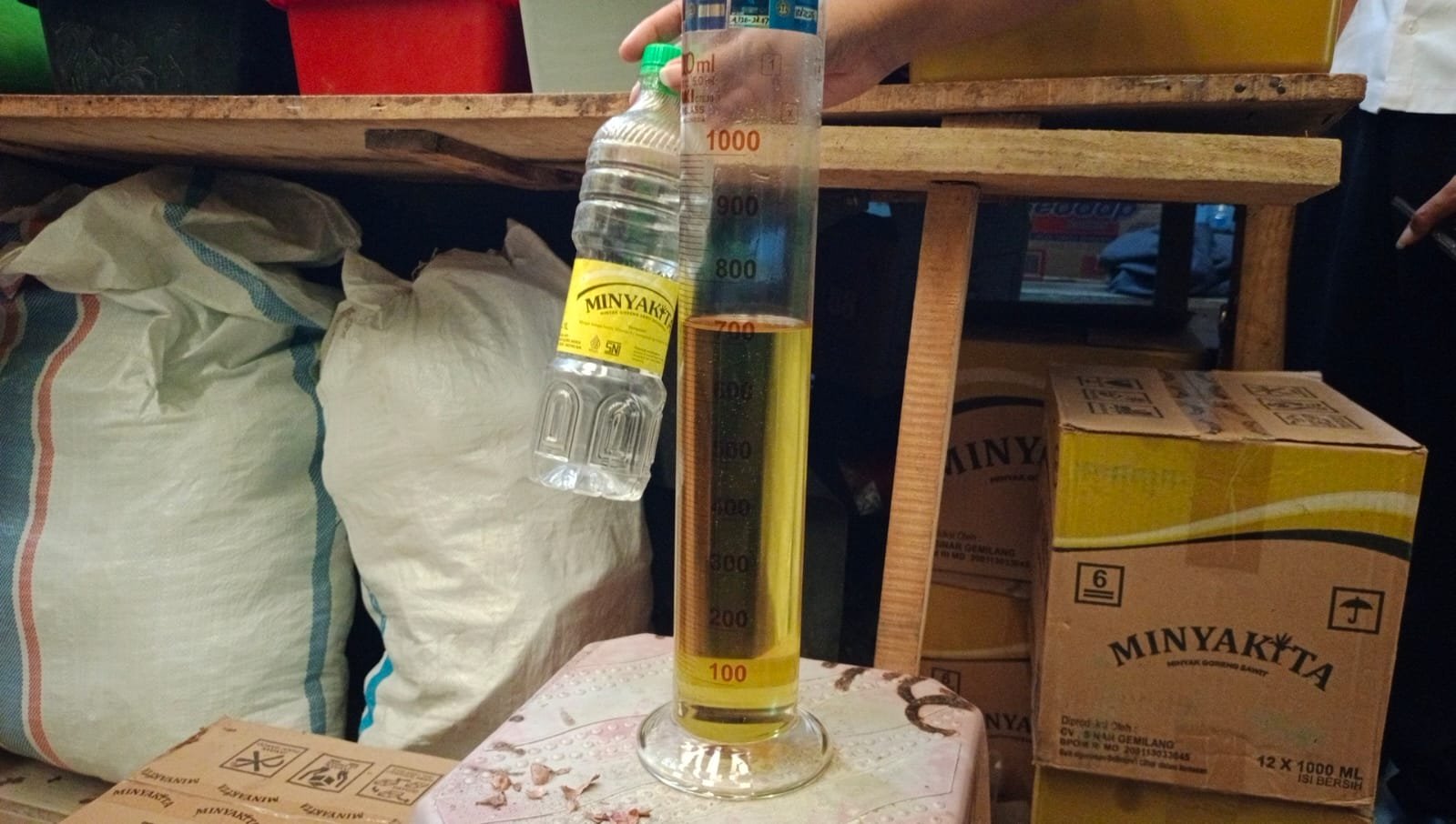 Minyakita yang tidak sesuai takaran beredar di pasar-pasar Situbondo. (Foto: Diskoperindag Situbondo)