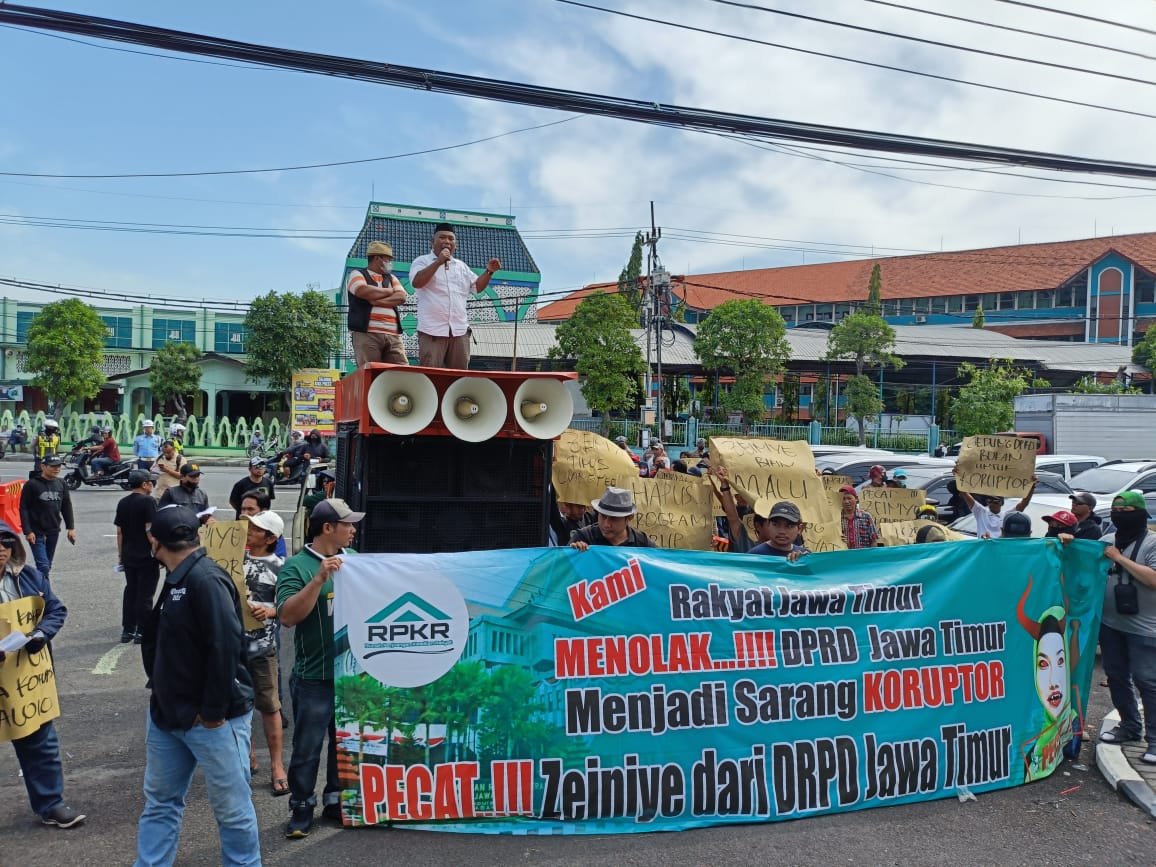 Ratusan massa RPKR demo di Gedung DPRD Jawa Timur. (Foto: Istimewa)