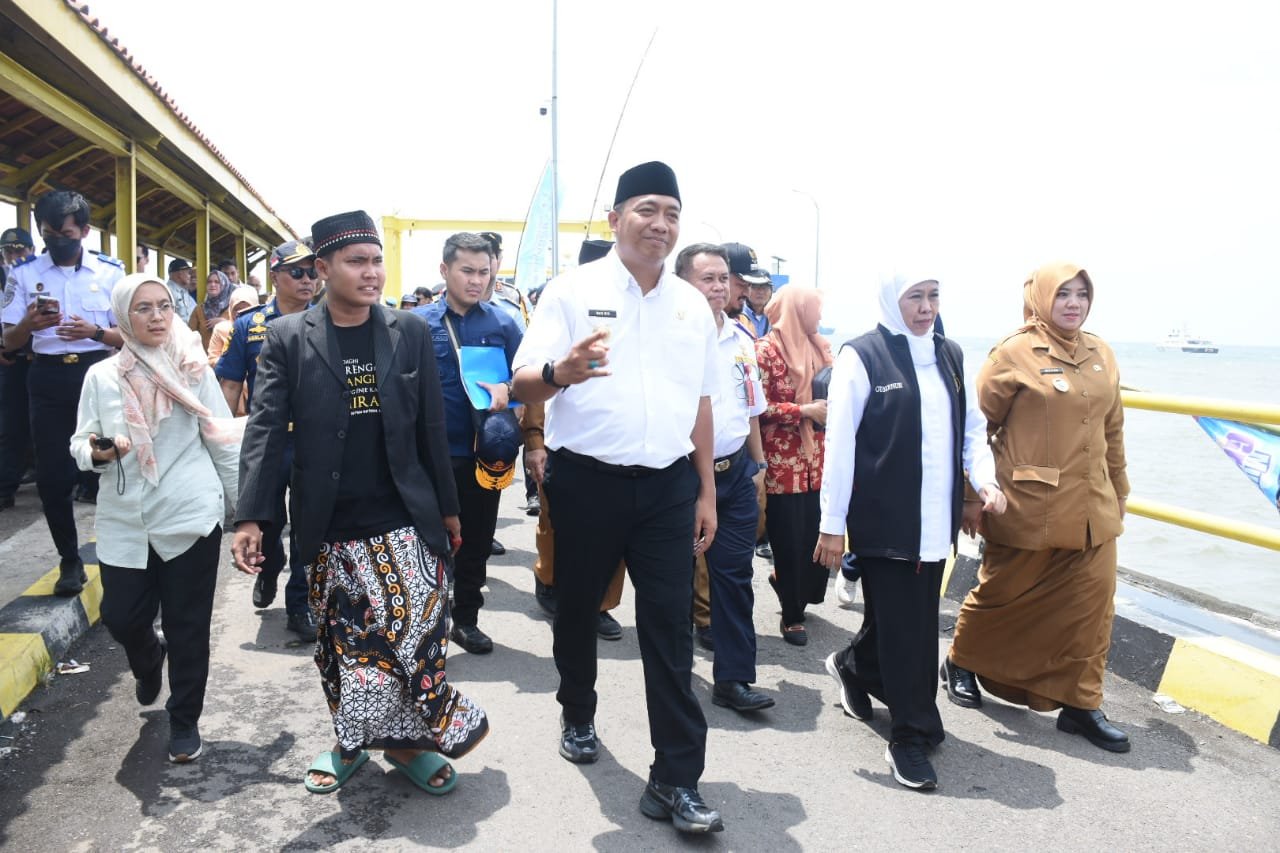 Gubernur Khofifah dan Bupati Situbondo Mas Rio saat meninjau program mudik gratis di Pelabuhan Jangkar. (Foto: Istimewa)