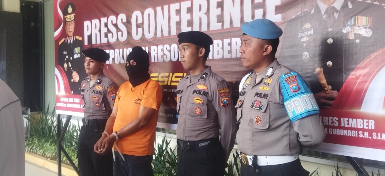 Oknum LSM berkedok wartawan mengenakan baju orange dalam konferensi pers di Mako Polres Jember, Rabu (26/3/2025). (Foto: Istimewa/Ali)