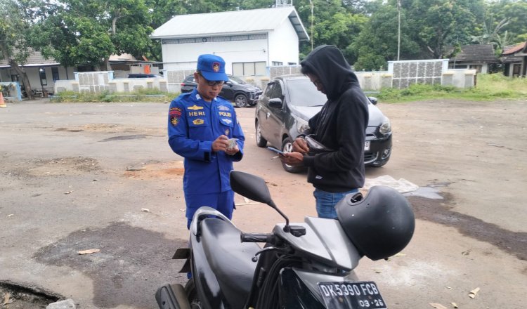 Polisi melakukan pemeriksaan kendaraan bermotor di Pelabuhan Jangkar. (Foto: Humas Polres Situbondo)