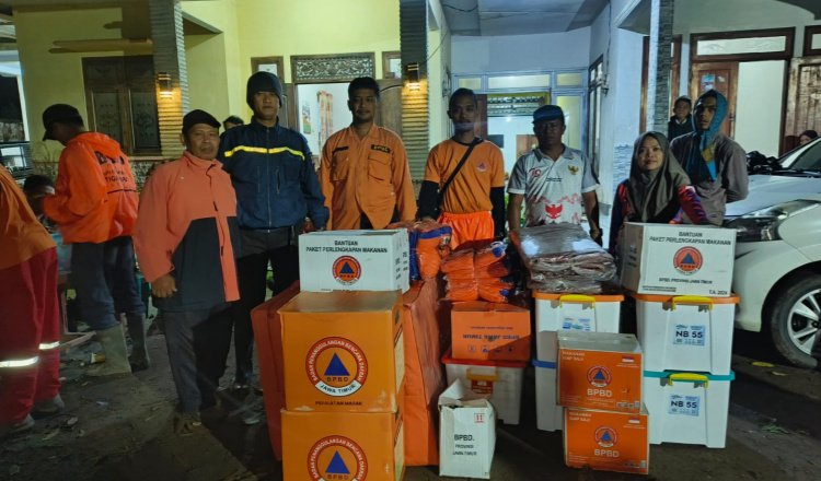 Pemkab Jember melalui BPBD menyalurkan bantuan pada korban angin puting beliung, Sabtu (1/3/2025). (Foto: Diskominfo Jember)