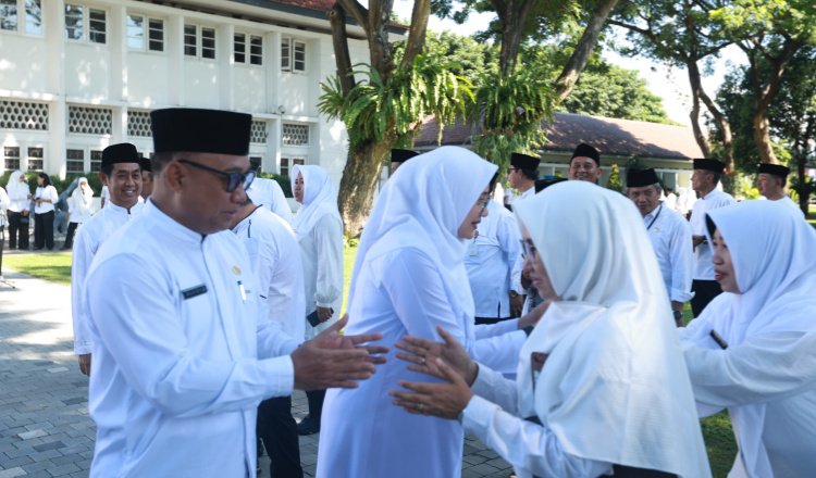 Bupati dan Wakil Bupati Banyuwangi bersalaman dengan para ASN usai Apel Perdananya, Senin (3/3/2025). (Foto: jemberkab.go.id)