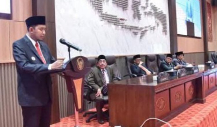 Bupati Sumenep menyampaikan visi dan misinya dalam rapat paripurna di DPRD Sumenep, Senin (3/3/2025). (Foto: sumenepkab.go.id)