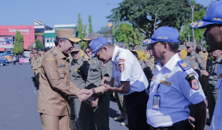 Gus Fawait berjabat tangan dengan para ASN di lingkungan Pemkab Jember, Senin (3/3/2025). (Foto: Diskominfo Jember)