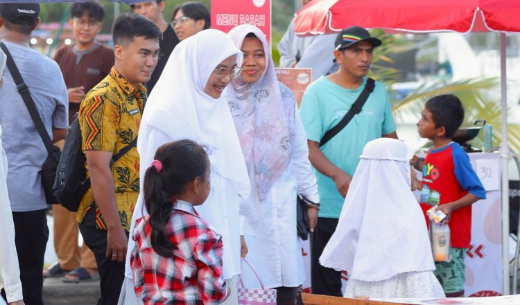 Bupati Ipuk saat menghadiri Festival Ngerandu Buko di Pantai Marina Boom, Sabtu (1/3/2025). (Foto: Diskominfo Banyuwangi)