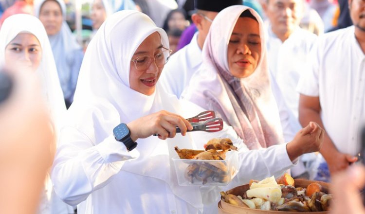 Bupati Ipuk membeli produk UMKM dalam Festival Ngerandu Buko. (Foto: Diskominfo Banyuwangi)