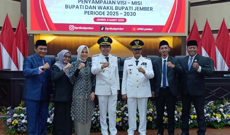 Ketua Fraksi NasDem DPRD Jember foto bersama Bupati-Wakil Bupati Jember, Kamis (6/3/2025). (Foto: Zainul Hasan)
