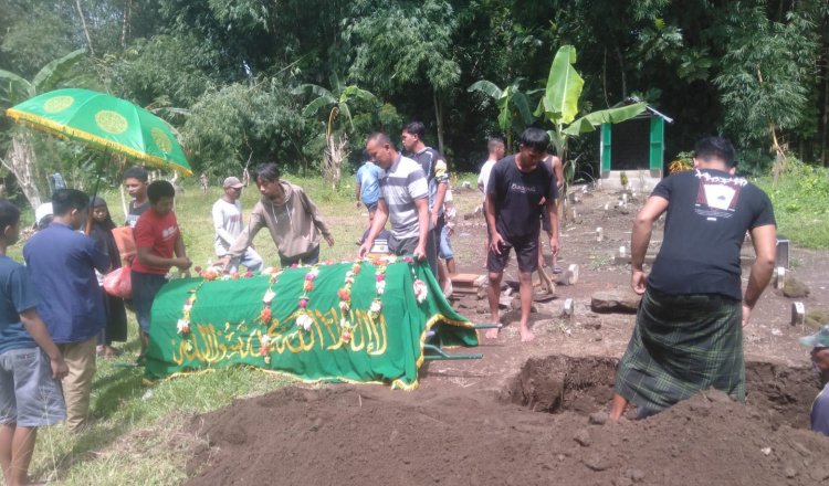 Prosesi pemakaman Nenek Tima, Senin (10/3/2025). (Foto: Istimewa)