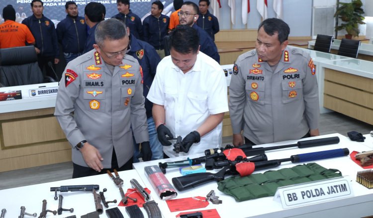 Polda Jatim menunjukkan berbagai senjata api yang disita dari tersangka, Selasa (11/3/2025). (Foto: Istimewa)