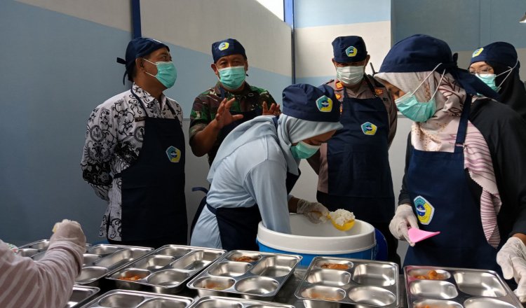 Petugas SPPG menyiapkan makanan bergizi gratis di dapur umum, Banyuwangi. (Foto: Pemkab Banyuwangi)