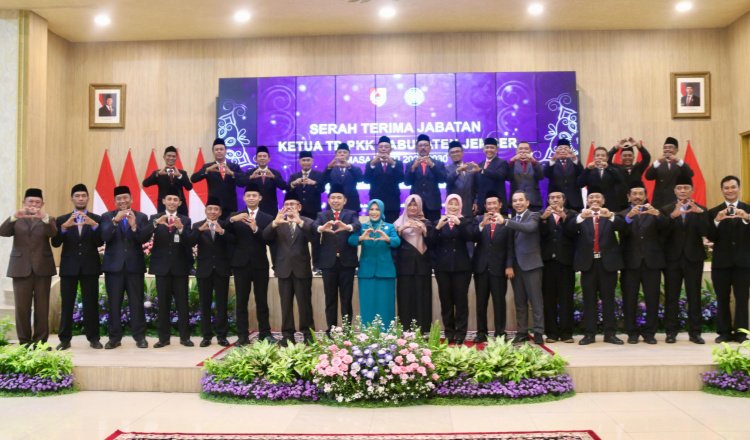 Ghyta Eka Puspita dan Gus Fawait foto bersama jajaran pengurus Forkopimda, Rabu (12/3/2025). (Foto: Diskominfo Jember)