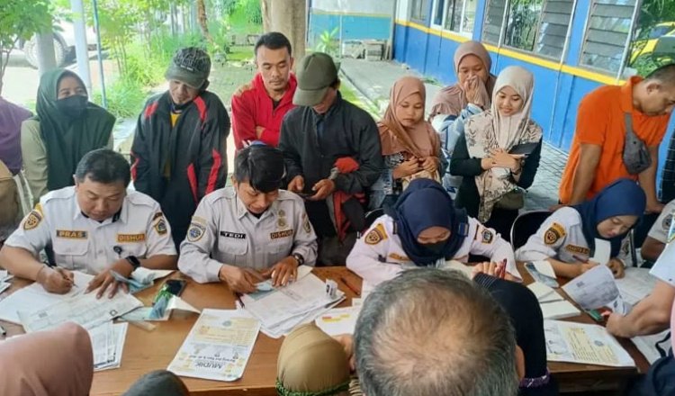 Warga antusias mengantre di loket pendaftaran mudik gratis, Selasa (11/3/2025). (Foto: Pemkab Gresik)