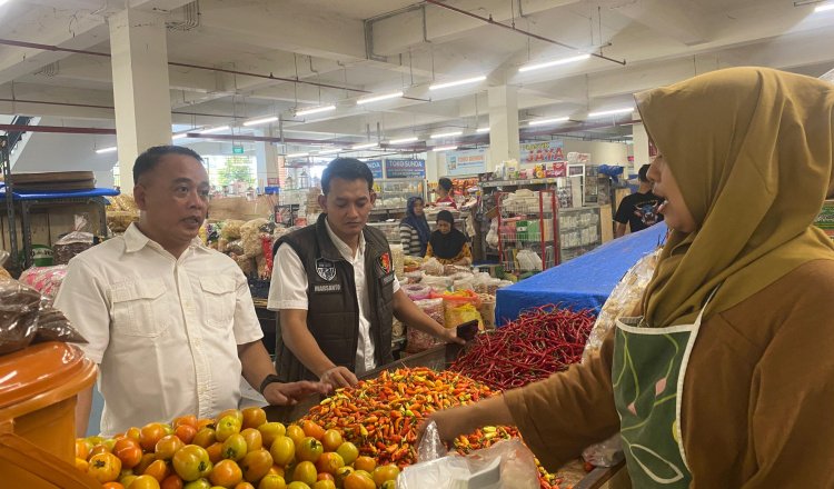 Polres Ngawi memantau harga dan stok Bapokting di pasar tradisional, Rabu (12/3/2025). (Foto: Istimewa)