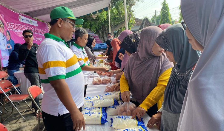 Warga antusias berbelanja di pasar murah, Kamis (13/3/2025). (Foto: Diskominfo Jember)