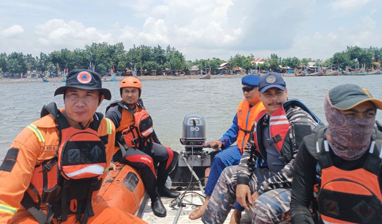 Tim SAR gabungan kembali ke tepi pantai, Kamis (13/3/2025). (Foto: Pusdalops BPBD Situbondo)
