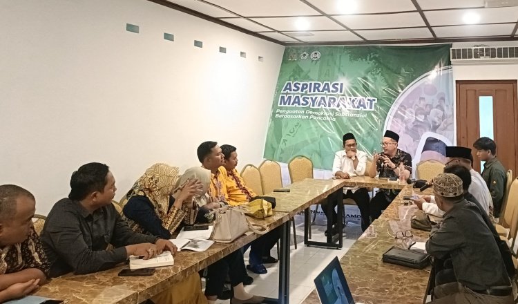 Muhammad Nur Purnamasidi memimpin acara serap aspirasi masyarakat terkait bantuan sarpras di Kabupaten Jember, Jumat (14/3/2025). (Foto: Teamwork)
