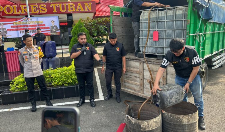 Anggota Polres Tuban menuangkan solar dari jerigen ke drum, Jumat (14/3/2025). (Foto: Istimewa)