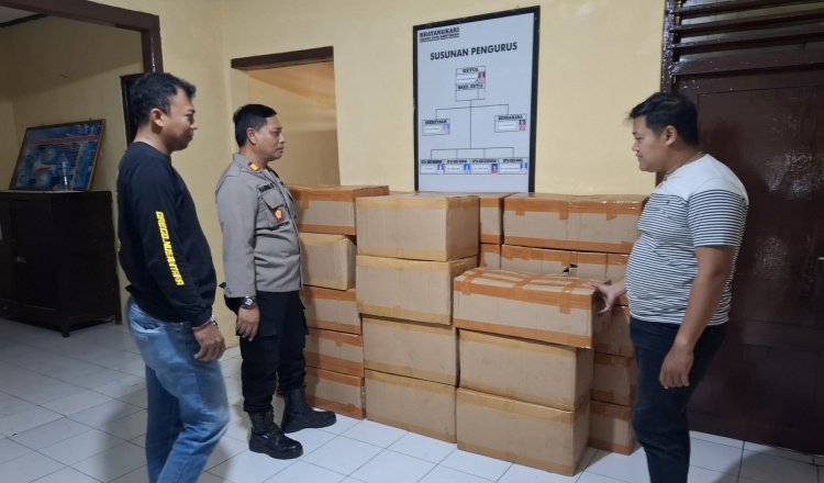 Polisi mengamankan botol miras, Jumat (14/3/2025). (Foto: Humas Polres Banyuwangi)
