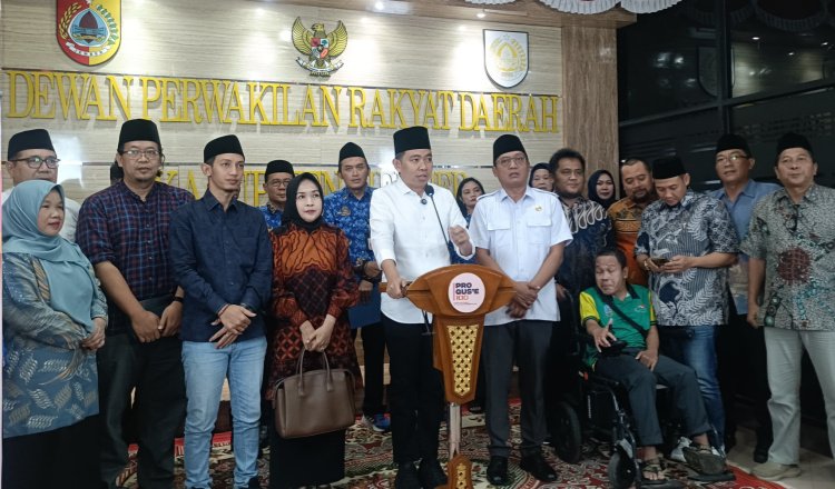 Gus Fawait menyampaikan pandangannya dalam konferensi pers di Gedung DPRD Jember, Senin (17/3/2025) malam. (Foto: Teamwork)