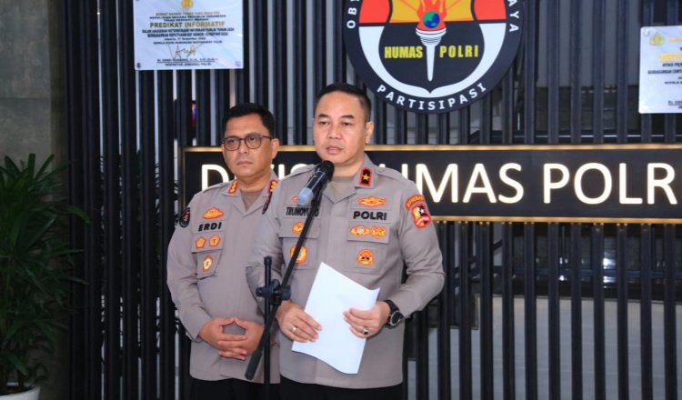 Brigjen Pol. Trunoyudo Wisnu Andiko mengumumkan pemberian penghormatan Anumerta kepada 3 polisi yang gugur, Selasa (18/3/2025). (Foto: Humas Polri)