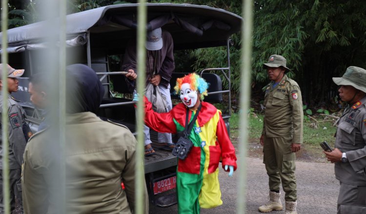 Satpol-PP Jember membawa salah seorang pengamen ke Liposos, Rabu (19/3/2025). (Foto: Dokumentasi Satpol-PP Jember)