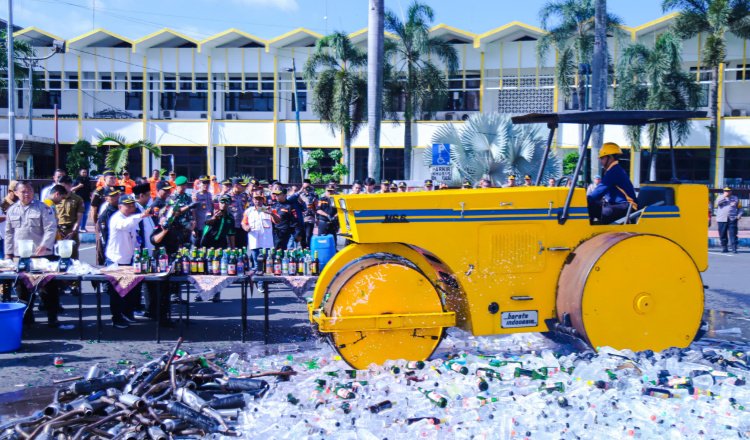 Pemusnahan barang bukti hasil sitaan operasi pekat. (Foto: Diskominfo Jember)