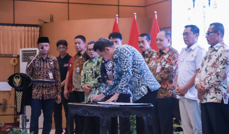 Gus Fawait menandatangani komitmen pengelolaan APBD Jember. (Foto: Diskominfo Jember)