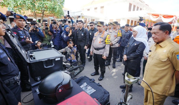 Kapolri dan Gubernur Jawa Timur mengecek kelengkapan fasilitas layanan masyarakat, Kamis (20/3/2025). (Foto: Humas Polri)