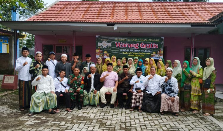 Pengurus MWCNU Mayang foto bersama usai menggelar warung gratis, Minggu (23/3/2025). (Foto: Istimewa)