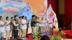 Gus Fawait mengibarkan bendera kebesaran TIDAR usai terpilih kembali jadi Ketua, Minggu (23/3/2025). (Foto: Teamwork)
