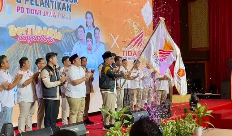 Gus Fawait mengibarkan bendera kebesaran TIDAR usai terpilih kembali jadi Ketua, Minggu (23/3/2025). (Foto: Teamwork)