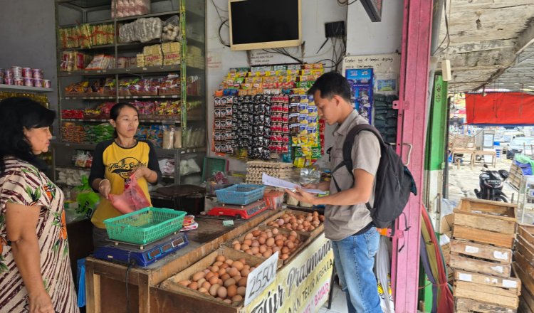 Petugas Satgas Pangan Tipidter Satreskrim Polres Jember menyidak pasar tradisional, Minggu (23/3/2025). (Foto: Humas Polres Jember)