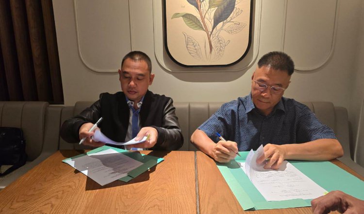 Penandatanganan dilakukan oleh Moh Ka'bil Mubarok, Direktur Utama PT. Balad Grup dan Mr. Philip Gu, Direktur Utama Raintrust Biotechnology Singapura PTE LTD. (Foto: Istimewa)