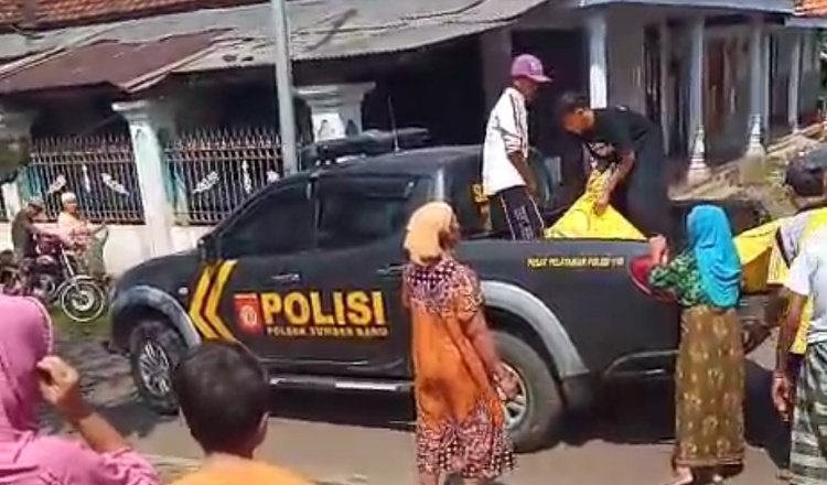 Polsek Sumberbaru mengevakuasi jasad korban. (Foto: Tangkapan layar video amatir)