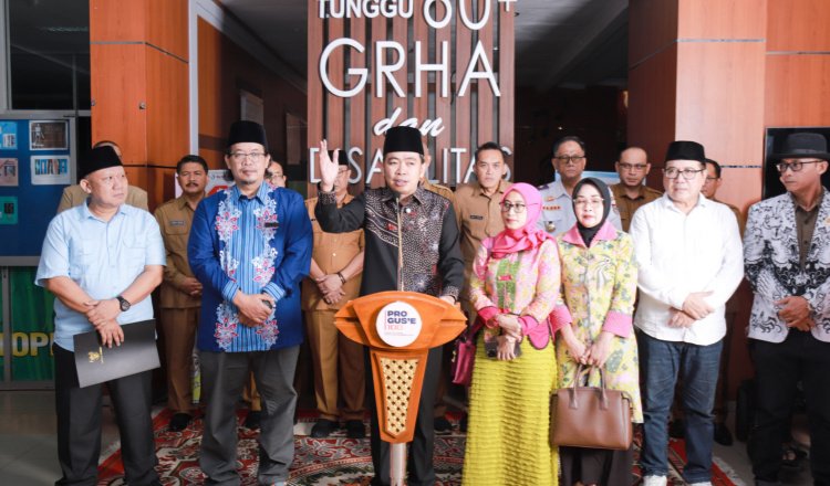 Gus Fawait mengumumkan layanan berobat gratis bagi warga Jember dalam konferensi pers di gedung RSD dr Soebandi, Senin (24/3/2025). (Foto: Diskominfo Jember)