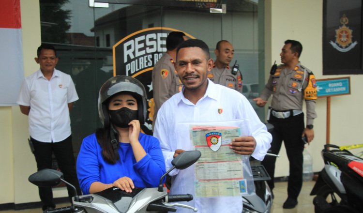 Warga Bondowoso tersenyum melihat motornya kembali setelah hilang beberapa waktu lalu. (Foto; Humas Polres Bondowoso)