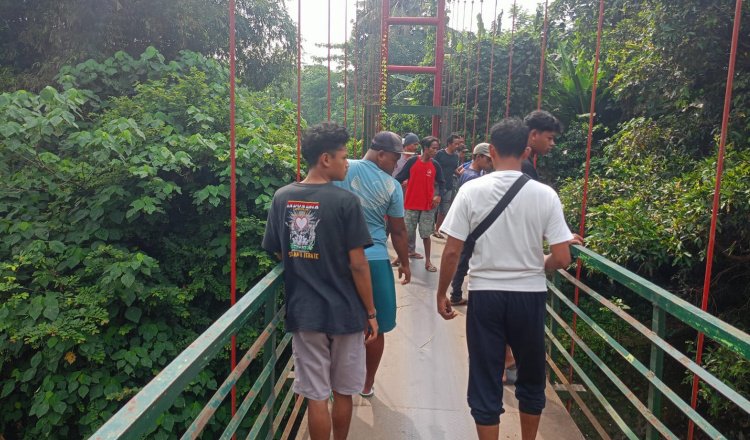 Warga berjalan di jembatan Sungai Bedadung, Rabu (26/3/2025). (Foto: Istimewa)