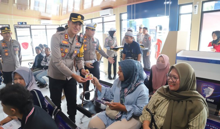 Kapolres Magetan menyapa masyarakat, Rabu (26/3/2025). (Foto: Humas Polres Magetan)