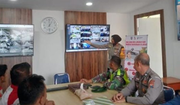 Polres Jombang memantau lalu lintas melalui layar monitor CCTV, Kamis (27/3/2025). (Foto: Humas Polres Jombang)