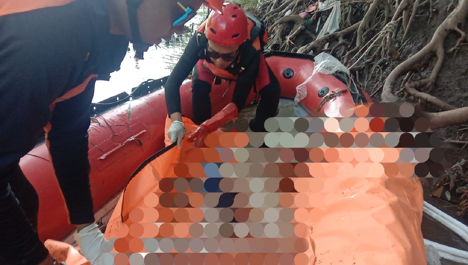 Tim SAR mengevakuasi jasad korban yang terseret arus sungai Bedadung. (Foto: Pusdalops PB BPBD Jember)