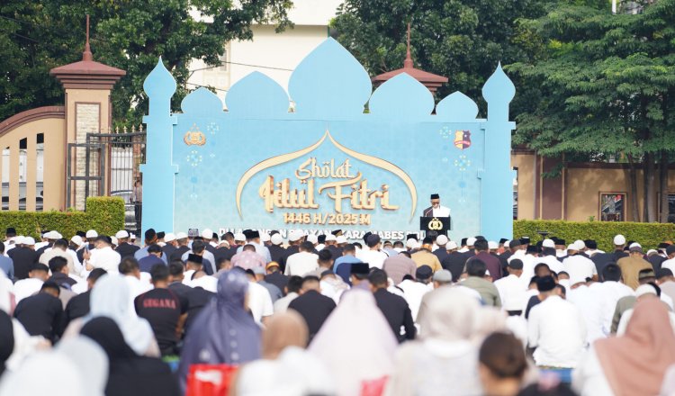 Wakapolri membacakan khotbah dalam salat Ied. (Foto: Humas Polri)
