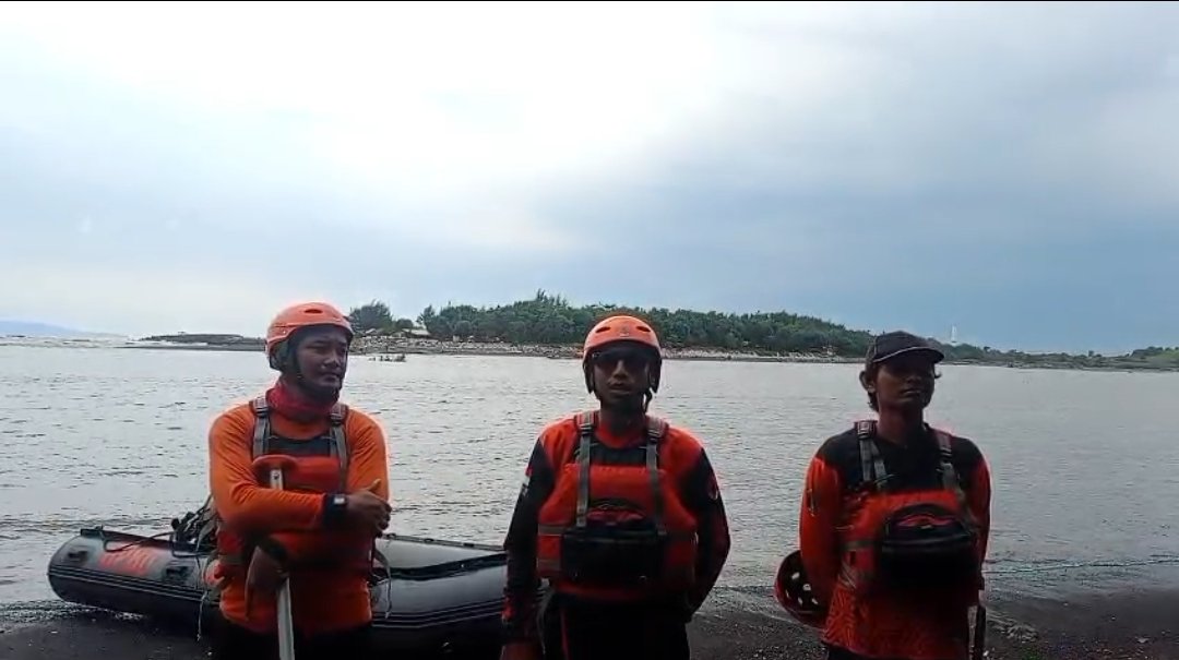 Tim SAR melaporkan kondisi terkini dua remaja yang terseret arus Sungai Bedadung. (Foto: Pusdalops PB BPBD Jember)