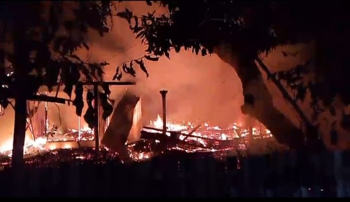 Api membakar 2 rumah milik warga Sukorejo, Senin (3/3/2025) malam. (Foto: Pusdalops BPBD Situbondo)