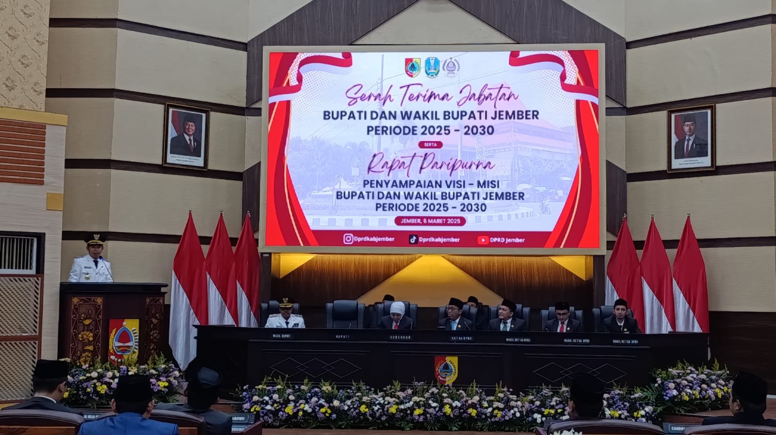 Gus Fawait menyampaikan visi-misi di Gedung DPRD Jember, Kamis (6/3/2025). (Foto: Zainul Hasan)