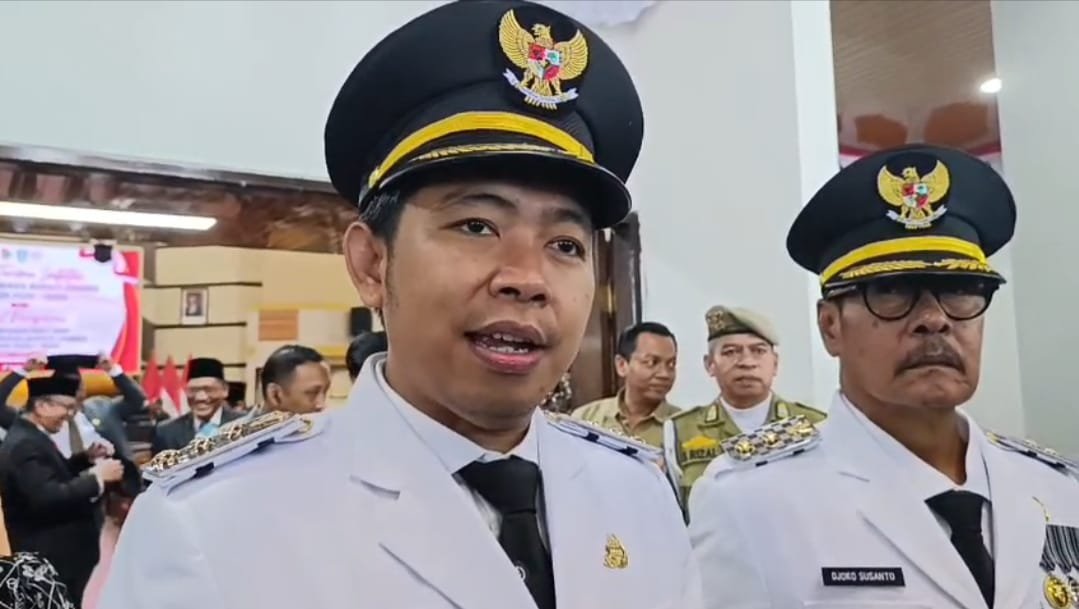 Bupati Jember diwawancarai media. (Foto: Teamwork)