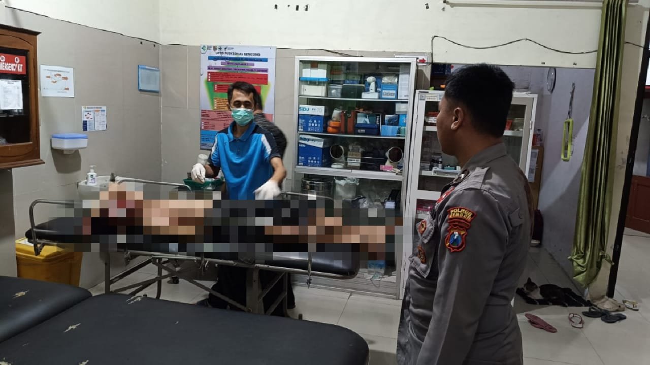 Terduga pelaku pencurian motor ditangani tim medis usai dihajar massa. (Foto: Istimewa)